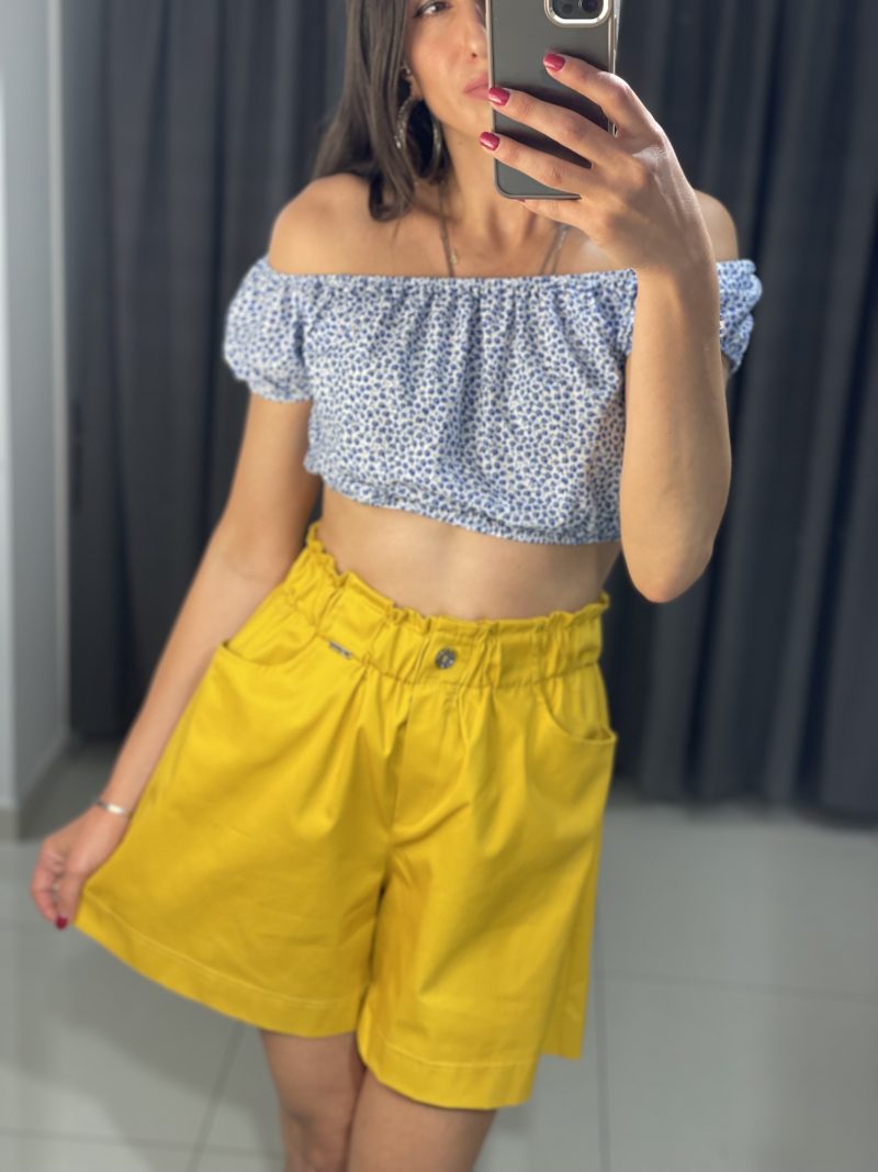 Crop top floral με ριχτούς ώμους